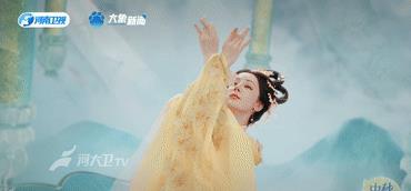 “美得令人叹为观止！”10月5日中秋之夜的奇妙游盛宴上，迪丽热巴在晚会上翩翩起舞