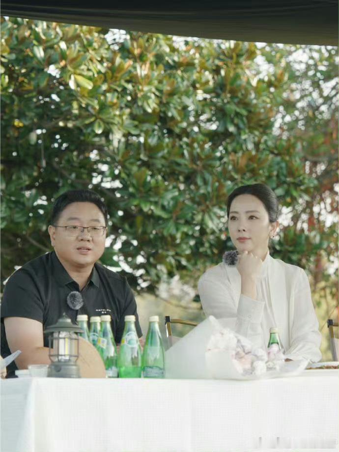李思思现身武汉木兰草原李思思亮相武汉木兰草原，褪去演播厅的庄重，沉浸式感受秋日草