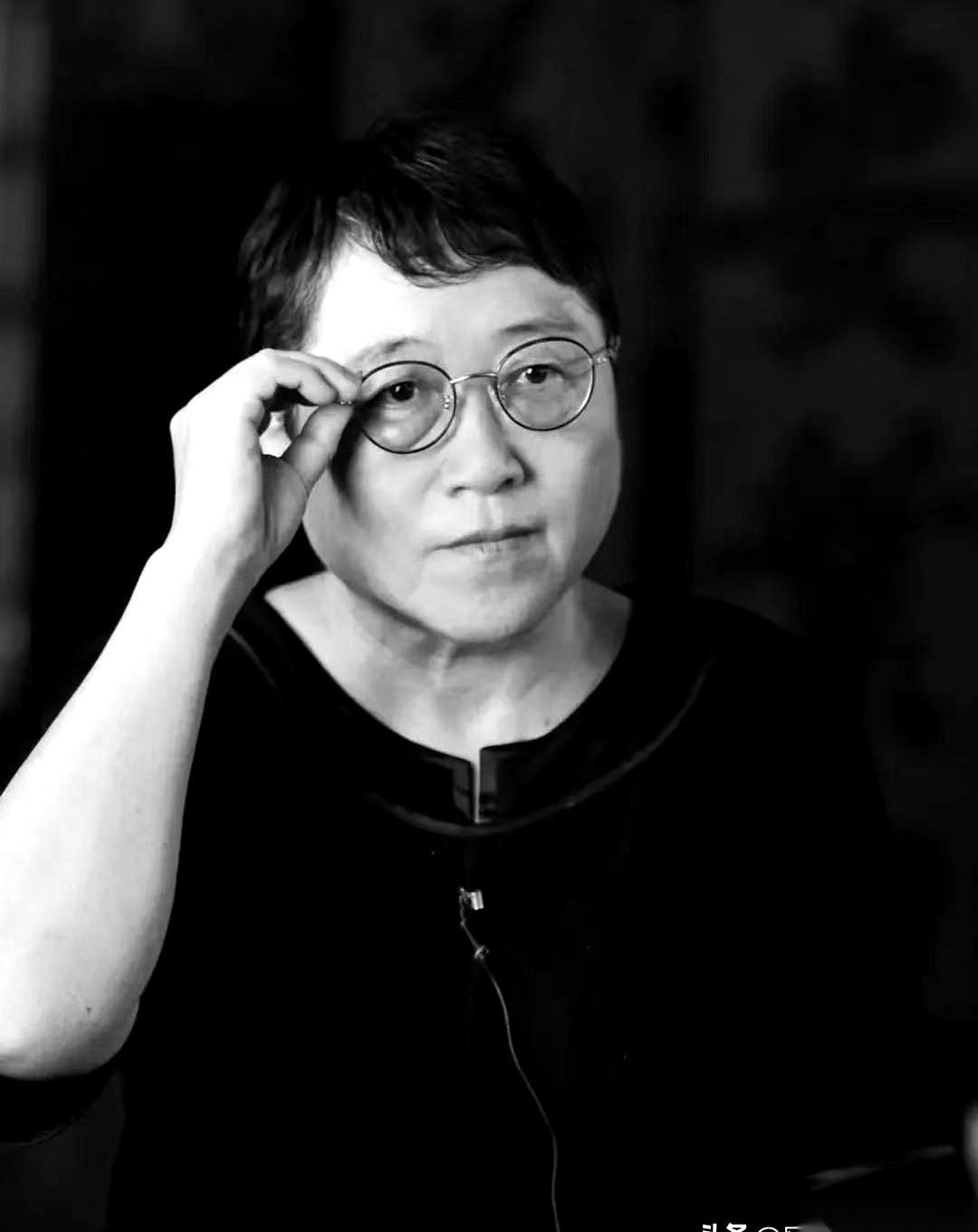 男人小便，对着墙。女人小便，靠着墙。就这一个动作，把男女那点心思全说明白了。