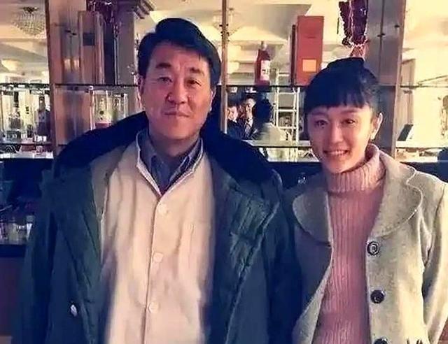 1998年，留学归来的女同学李海洋请何冰吃饭，她说“我都29了，明年30该嫁人了