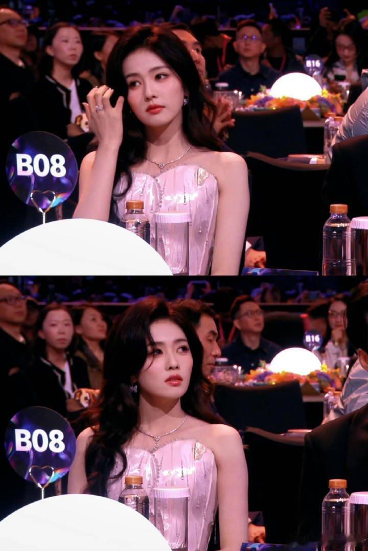 白鹿内场座位c位，来看看美女第二套造型状态咋样