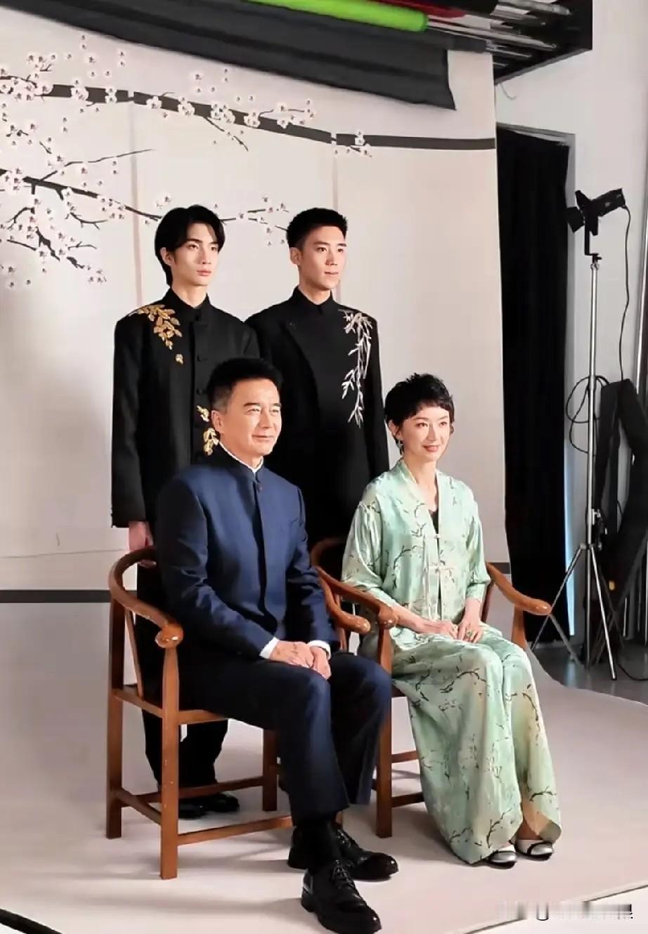 许亚军的大儿子好帅呀，果然还是何晴生的儿子最帅，不接受反驳，何晴的基因在他