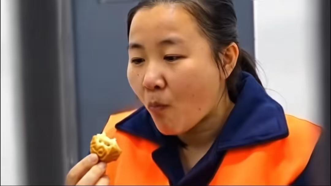 中秋节明珍珍有机会吃月饼吗？首先明珍珍作为在押人员，她在中秋节吃到月饼的可能性