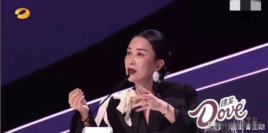 何炅没想到沈梦辰也没有想到那英会这么直接的怀疑投票结果，而且说了没几句那英的