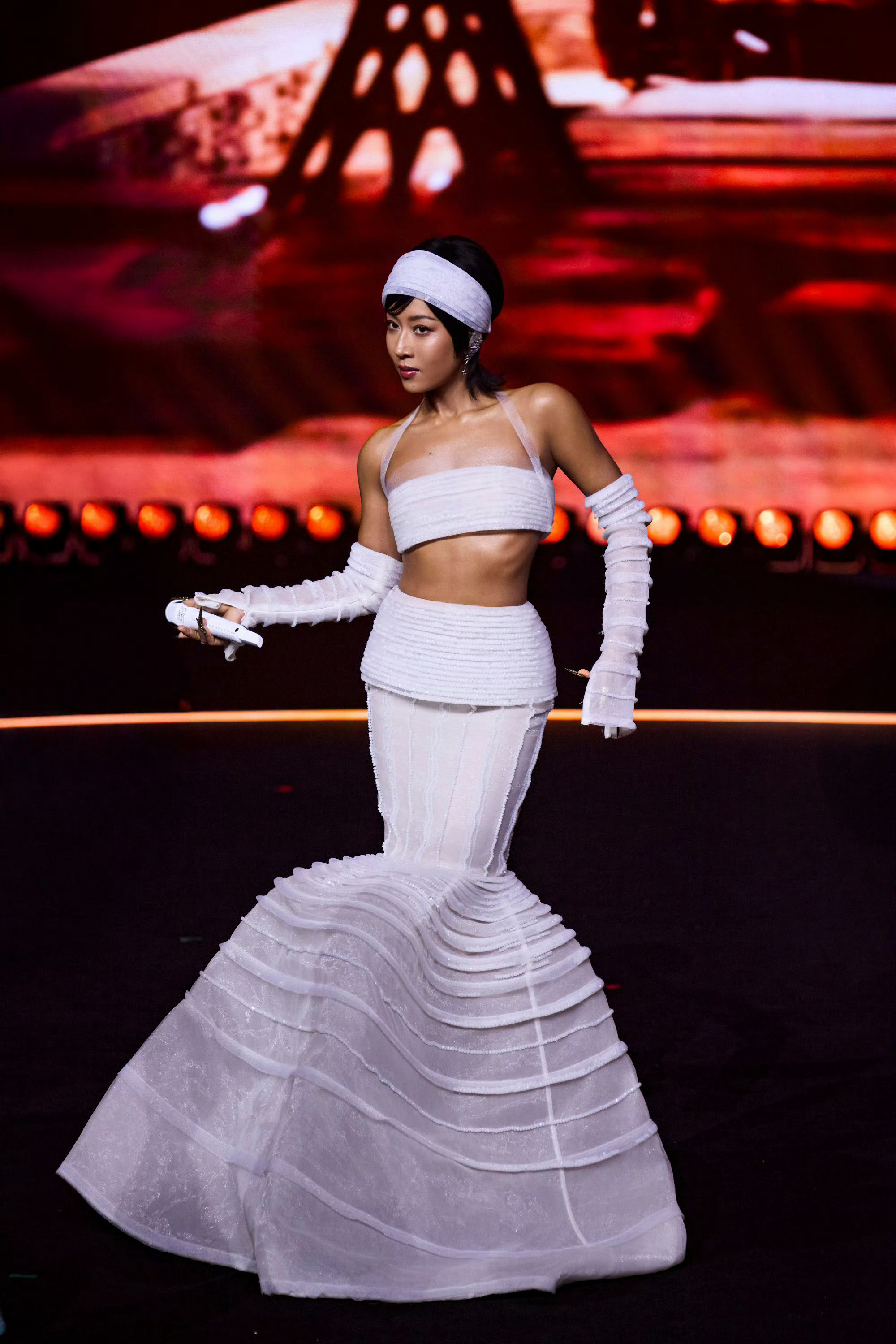 吉克隽逸三段式绷带造型谁还没被吉克隽逸的新造型惊艳到！三段式绷带设计把未来感