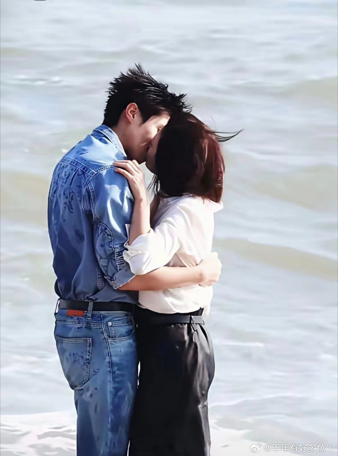 万万没想到，一个51岁，一个28岁，竟然在电视剧里演一对情侣，现在的影视行业都这