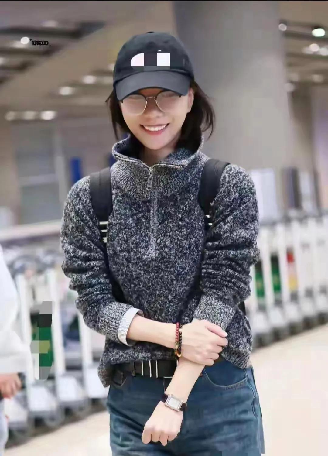 🔥跟着王珞丹学“简约高级感”穿搭！基础款灰色毛衣，通过半拉链设计增加了层次