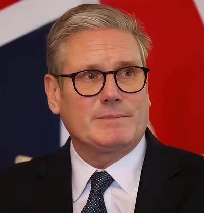 英国首相一句话，直接扔向了全世界。他说，中国，是世界三大强国之一。这话不是私下说