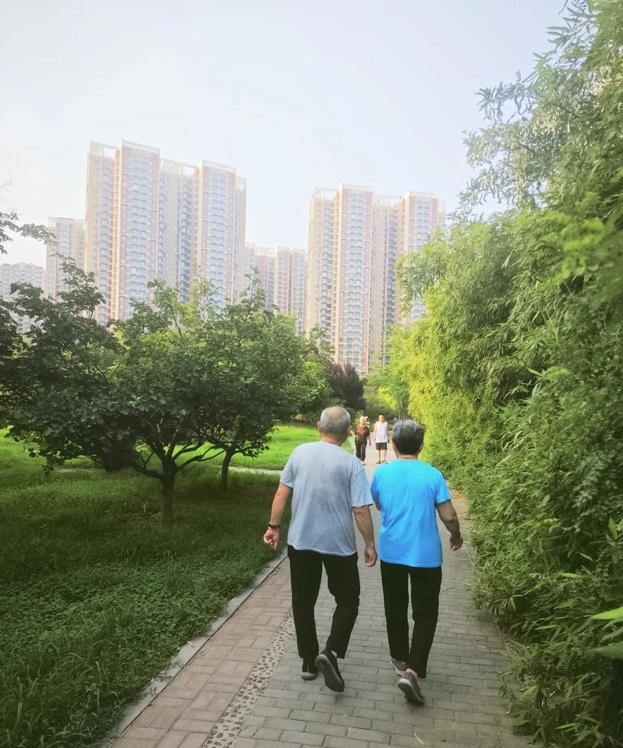 嘿！我家82岁“痴呆婆婆”，享受“太后级”待遇，我和丈夫齐上阵，给她洗个澡！我
