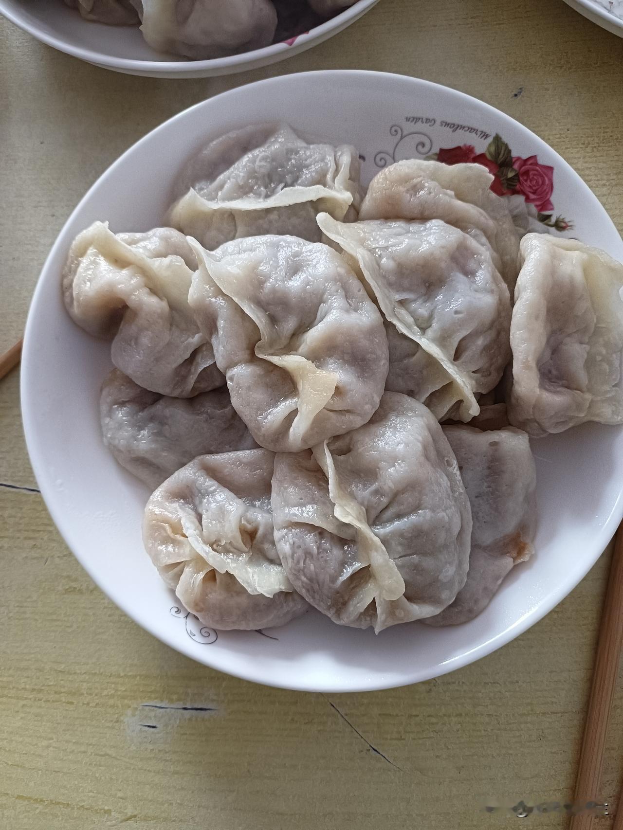 今天中午我家吃蒸饺，几天不吃饺子就想吃，我们北方人确实喜欢吃饺子。上午去菜园