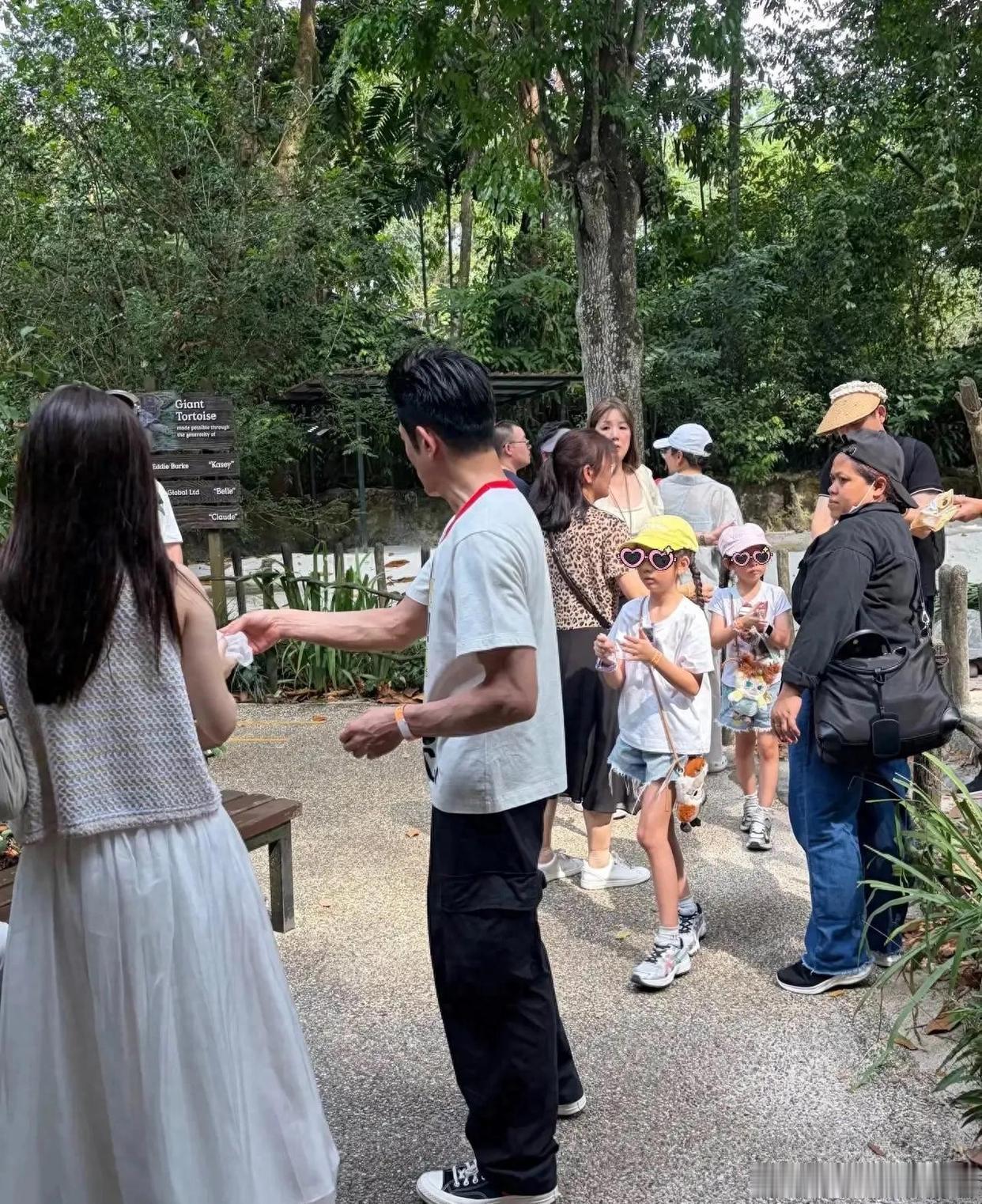 郭富城携全家游新加坡，方媛白裙生图太惊艳，小女儿长相惊呆网友 ​