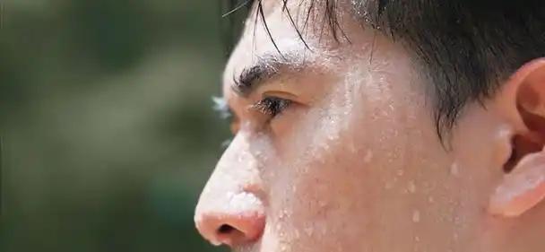 再说自汗，坐着都淌汗昨天说了盗汗，今天说说自汗，自就是不受约束，就是白天清醒