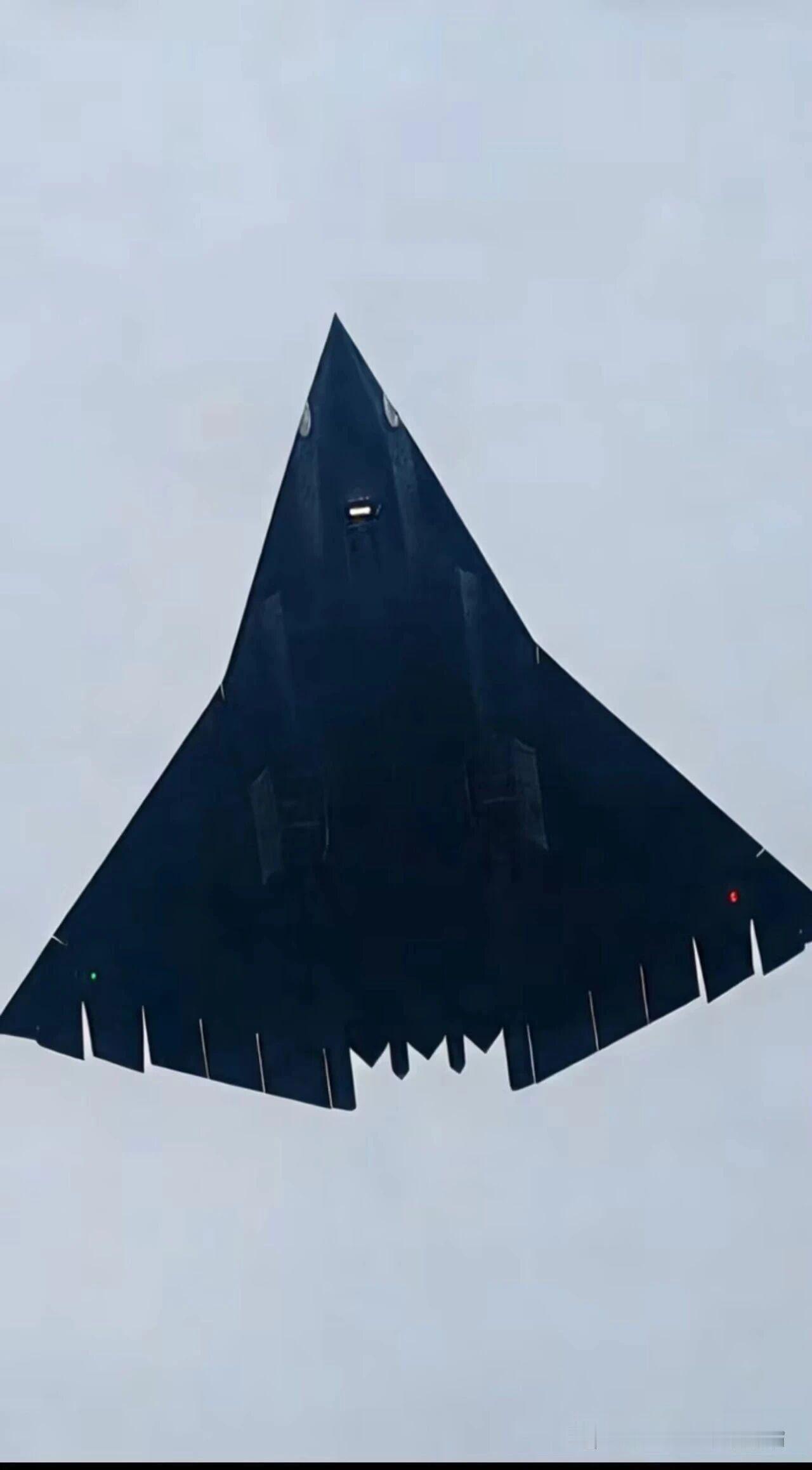 南六代的四号机，最新亮相有一种凌空压迫，甚至是凌空剃头的感觉