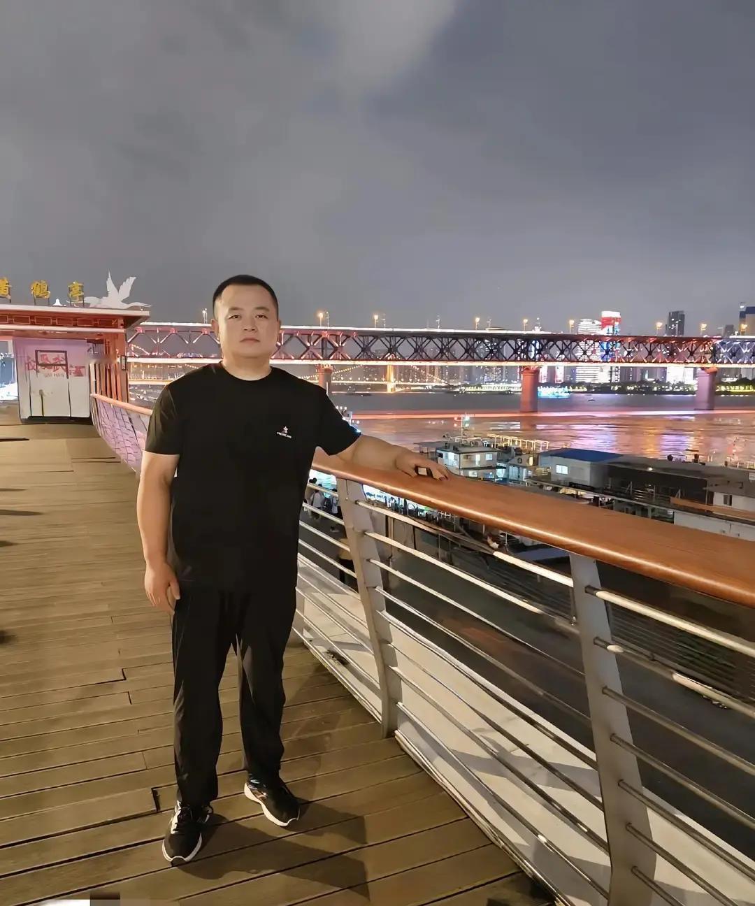 刷到个30岁文案小哥的自述，小学六年级开始手艺，一搞就是十二年。现在开会记不