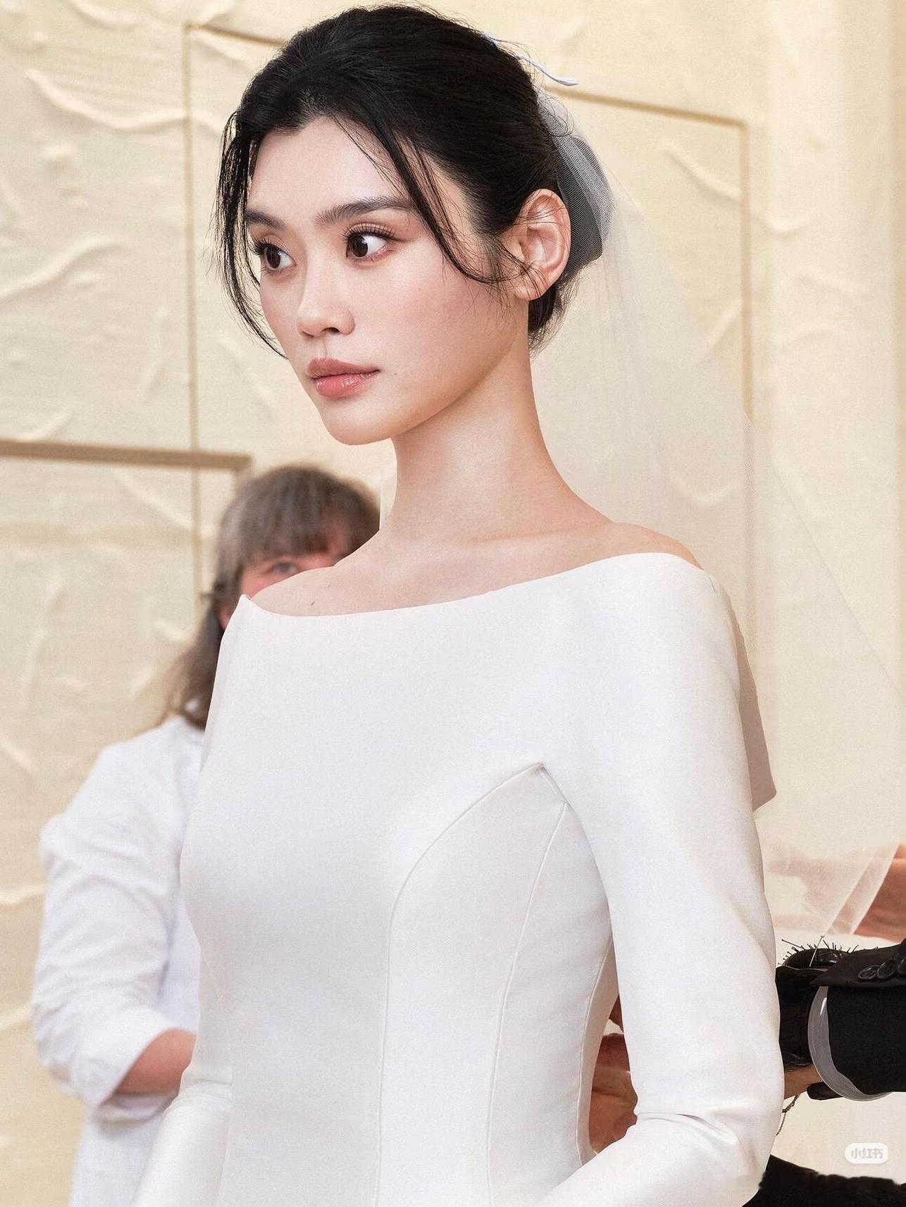 女明星的婚纱照，都好美！不管最后怎么样，可是结婚的那天她们都是很幸福的！