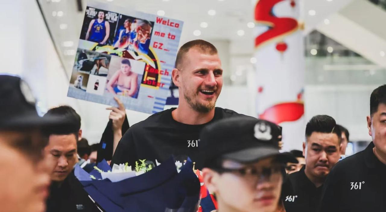 约基奇不愧是联盟第一人，球商智商都很高！约老师今天开启了中国行，有记者问：你认