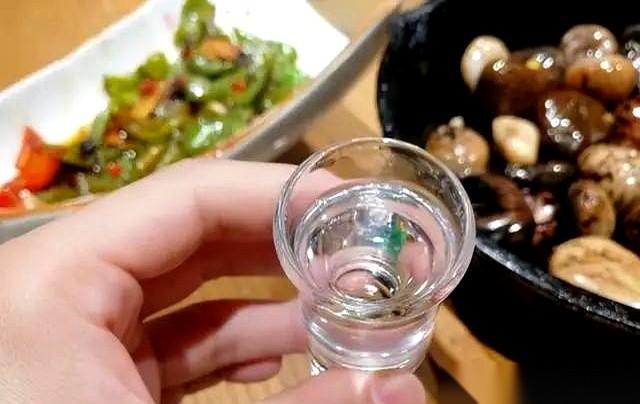 大冬天，手脚冰凉得跟铁块似的，钻进被窝半天都缓不过来。这时候要是有个老人跟你说