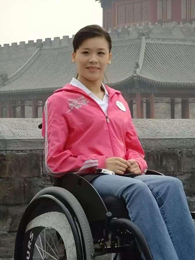 瘫痪的体操名将桑兰现状，2013年嫁给身价千万的富豪丈夫，婚后被丈夫和儿子宠上天