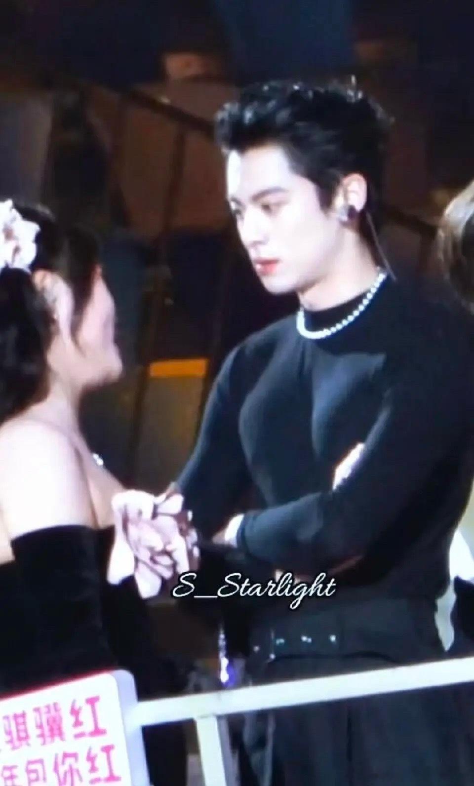 王鹤棣胸肌好大！