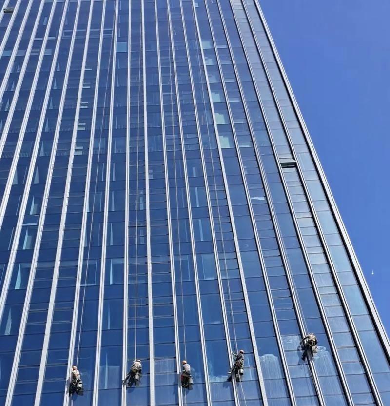 四川成都，一夫妇花上万租了间位于几十层的公寓，因为楼层高，俩人在家经常穿的很清凉