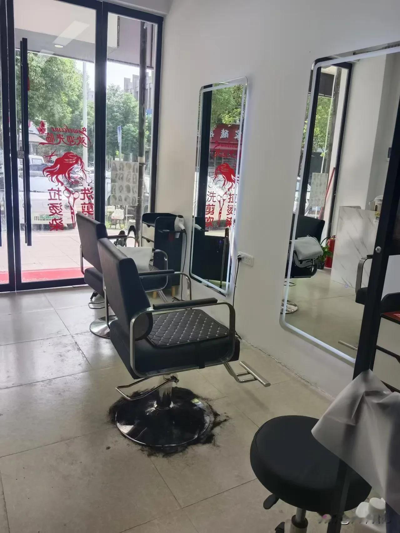 今年很多理发店关门倒闭！到底是什么原因？答案你想不到走在街上不难发现，不少