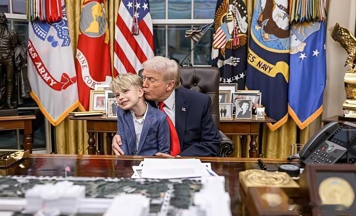 扣工资？特朗普这是什么工作作风啊？上班不好好上，带起孩子来了。把办公室当幼儿园