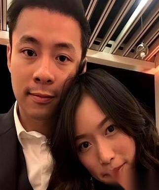 说真的，看到霍启仁求婚的照片，我第一反应不是祝福，是后背发凉。因为脑子里，还记