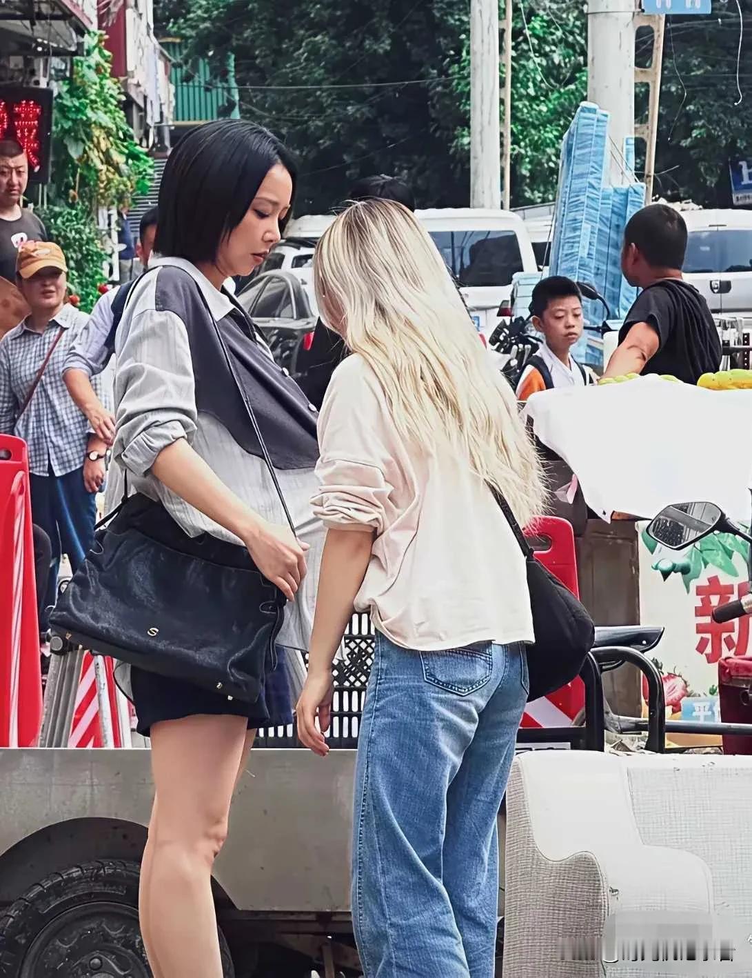 高叶现身沈阳街头，看起来比镜头里的还要漂亮，高叶因为演《狂飙》被观众关注，其实她