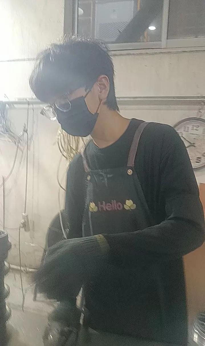 上大二的儿子今年暑假去打工，昨天发工资了，他10号开始上班，做了15天，老板发他