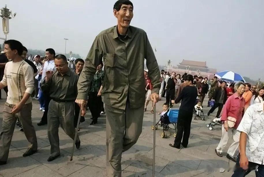 中国第一巨人鲍喜顺：不听医生劝告非要生子，现在儿子长到多高？鲍喜顺来自内蒙