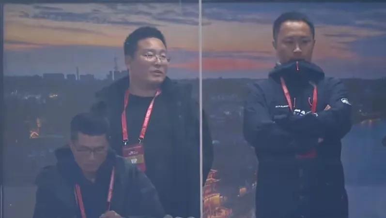 邵佳一亲眼目睹中国U22国青0比1输越南U22，估计邵佳一心里是七上八下了，心里