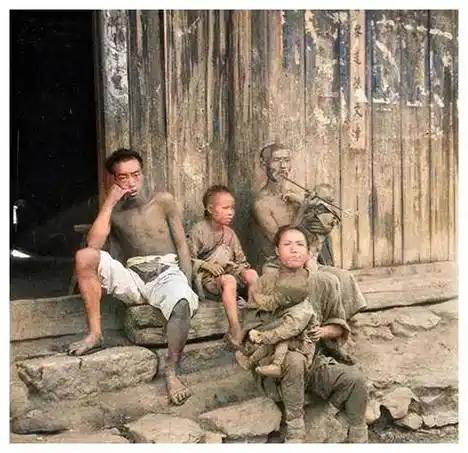 日本军官久海枯井，杀害一个又一个孩童，听着他们的哭声疯狂大笑，在他的眼中，这些孩