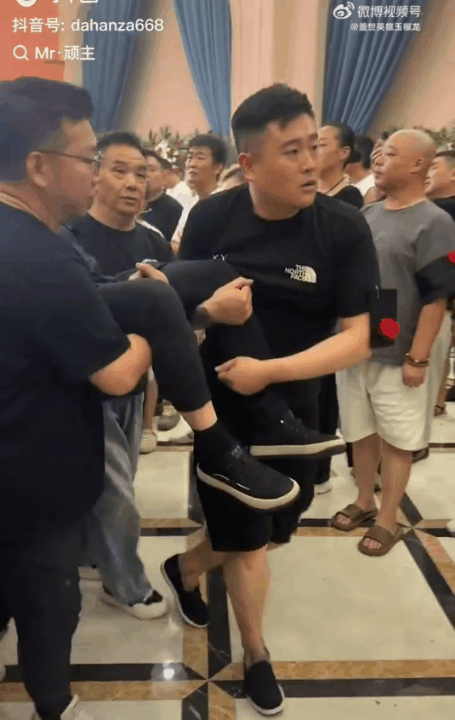 哭笑不得，杨少华追悼会现场视频，杨议太痛苦，走不了路，被多人抬着走，旁边一穿蓝色