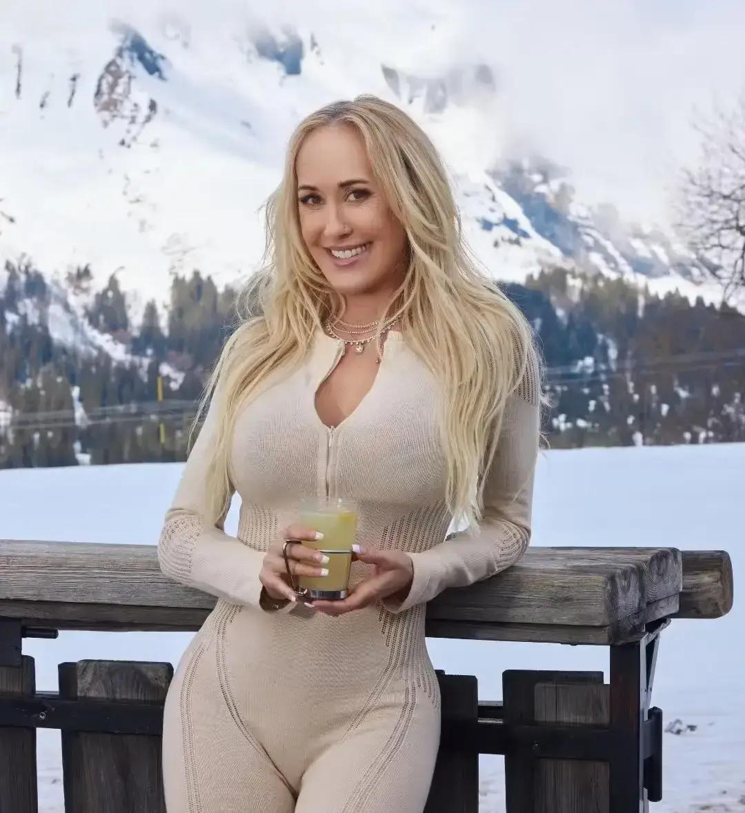 布兰迪·洛夫52岁还在晒腹肌，线条比我还清晰。刷到她负重深蹲的视频，我直接放下