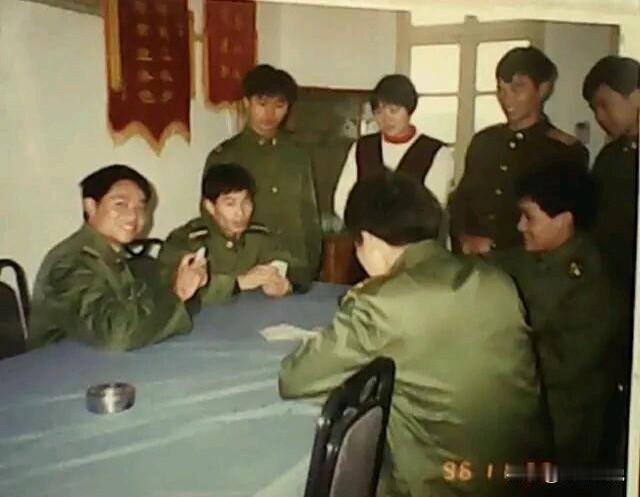 90年代，战士们周末最大的乐趣就是打扑克，没有之一，当过兵的战友们认同吗？最有