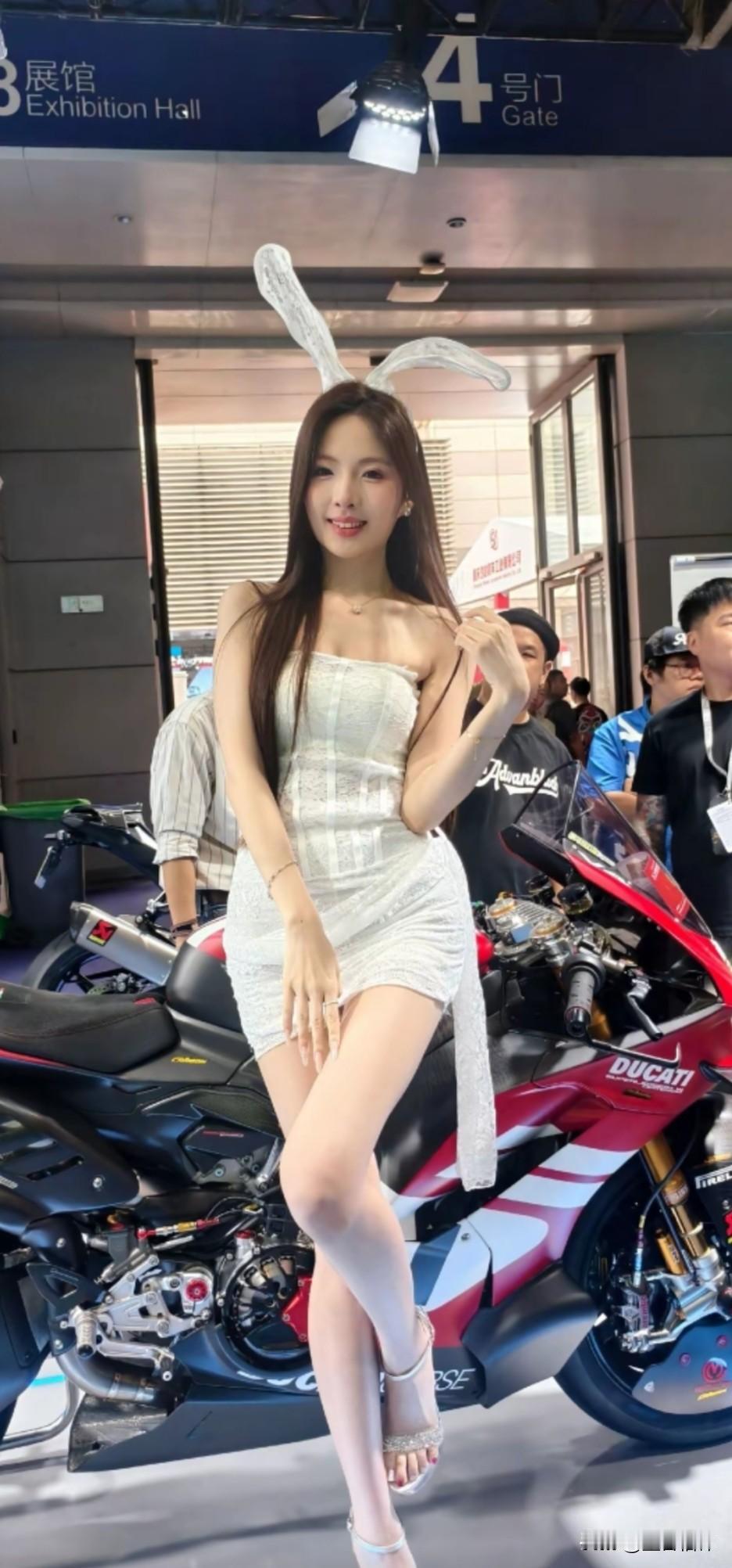 这次重庆摩博会里，不少品牌展台都安排了靓丽美女车模。杜卡迪、雅马哈、凯越、腾森轮