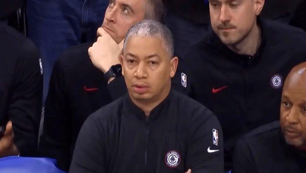 一堆人就说大洛护框好，吹上天了！就说打尼克斯这场，快船111-123输了，唐