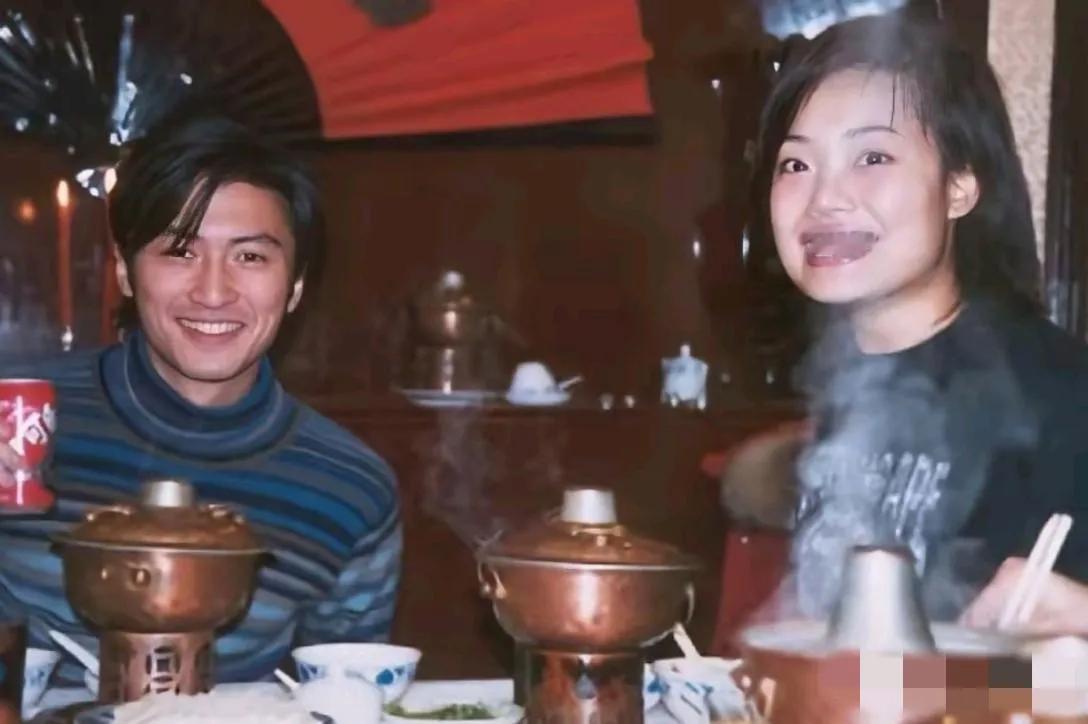 年轻时的谢霆锋与容祖儿同框：谢霆锋胖瘦合度，发型挺酷，鼻似秀峰，但笑得满脸褶子，