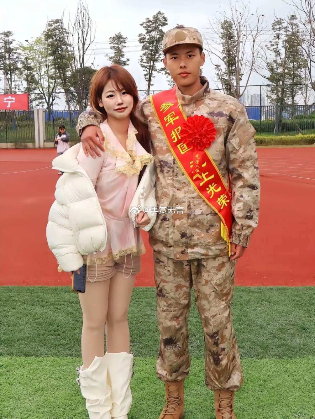 女朋友长得真好看，等他归来共享荣光吧！