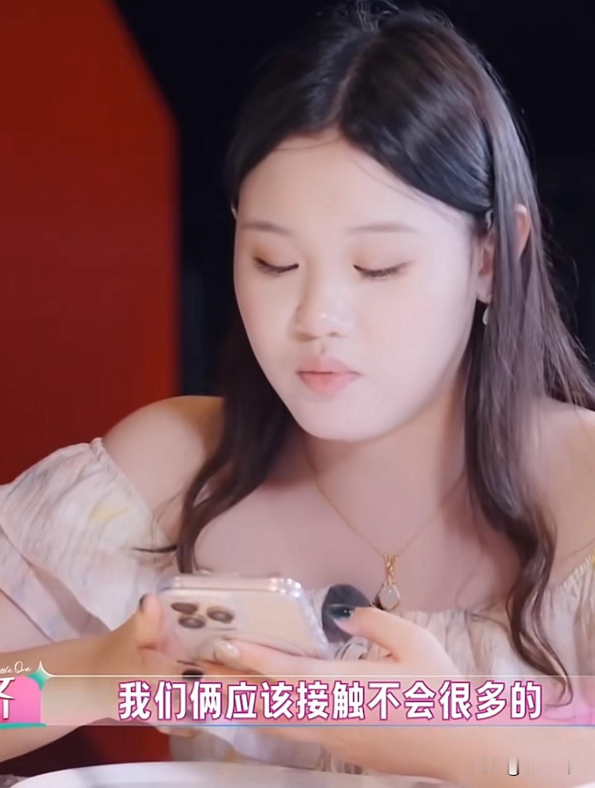 张家齐这一期怼她妈妈真的火力全开！张家齐带她妈妈吃饭，她妈妈说“你带我见世面