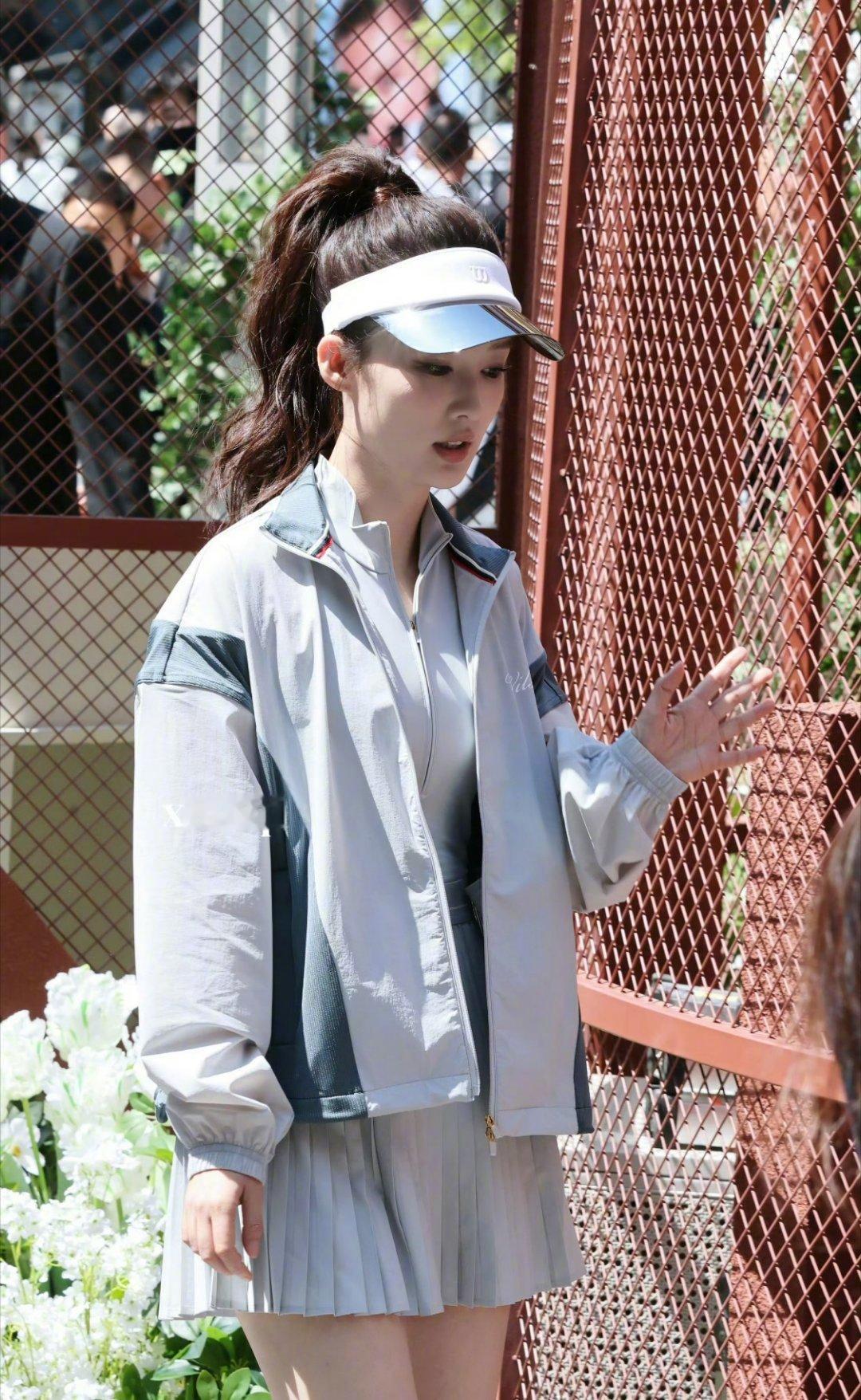 李沁高马尾运动风高马尾搭配运动风元气满满，妥妥青春女大既视感，太戳人了！