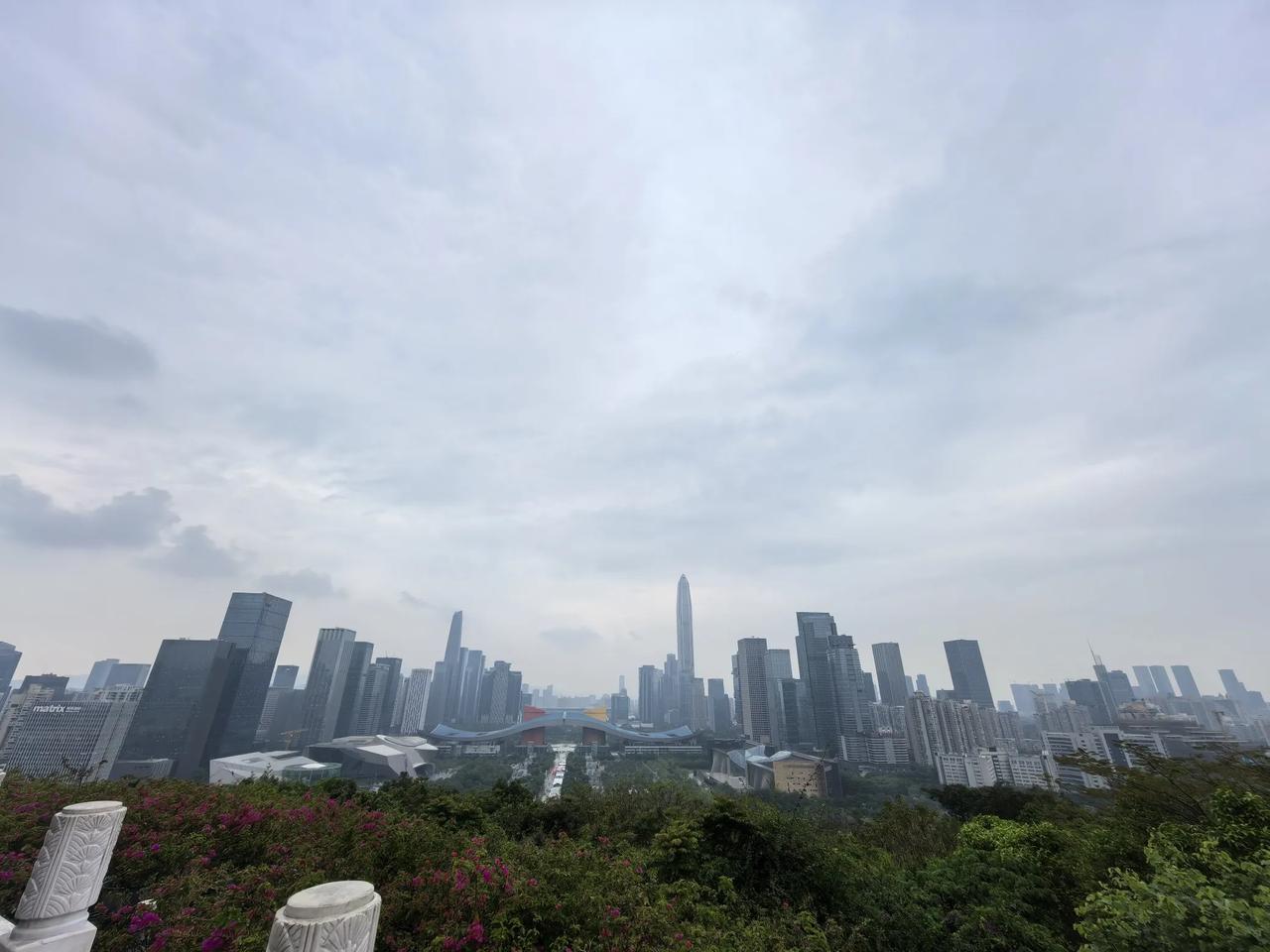 北上广深，深圳是一线尾。杭成重武，杭州是二线头。但亲临深圳发现，就城建仗义而