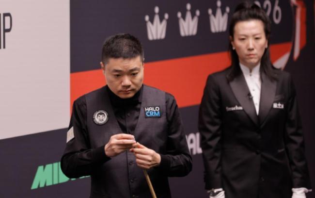 2026世锦赛第1轮，丁俊晖为何扔巧粉？丁俊晖在2026年斯诺克世锦赛首轮（对