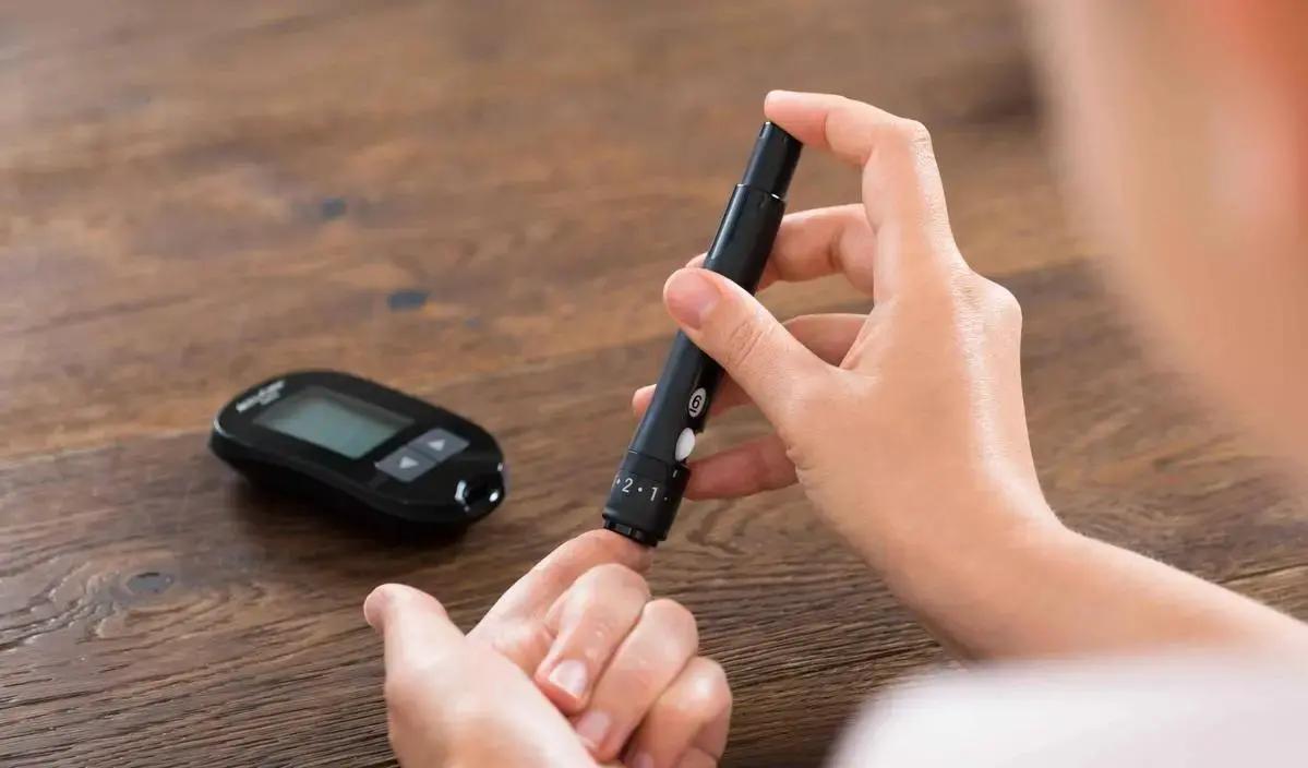 65岁这道坎，常年打胰岛素的老人为啥突然头晕不断、注射点硬块鼓起、血糖反而更难控