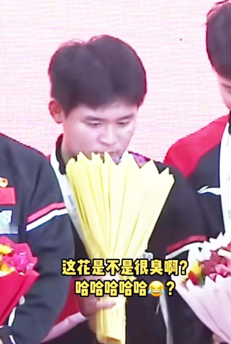 哈哈，笑不活了，小石头还是太年轻了，一点都藏不住事。亚锦赛男团颁奖仪式，