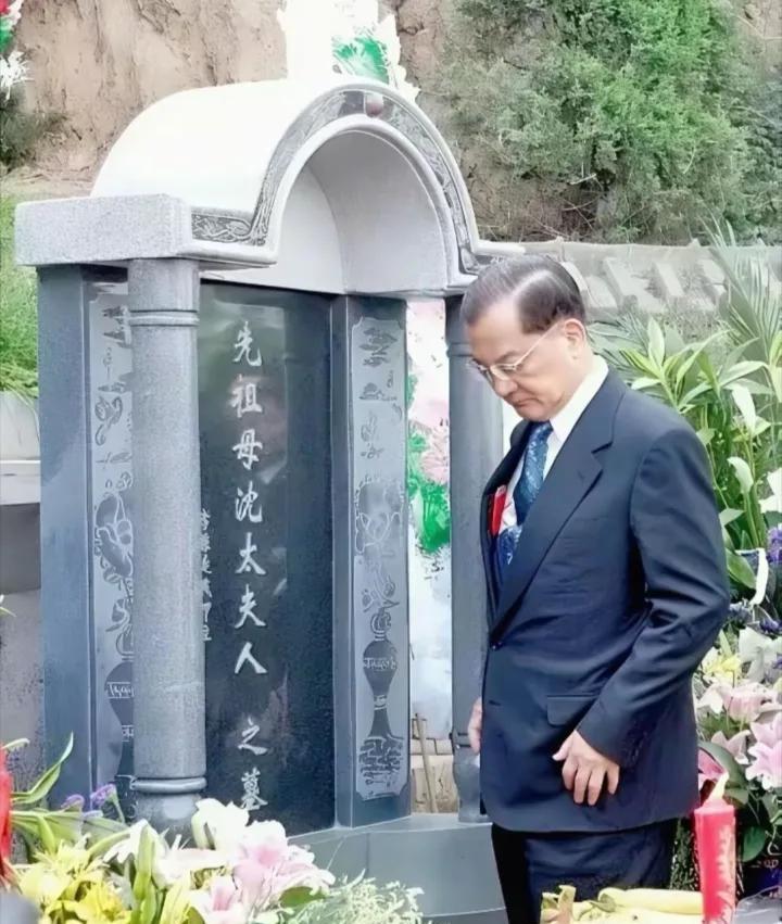 2005年，连战回到西安，祭拜祖母时的一张留影，只见他低头久久的站立在祖母的墓碑