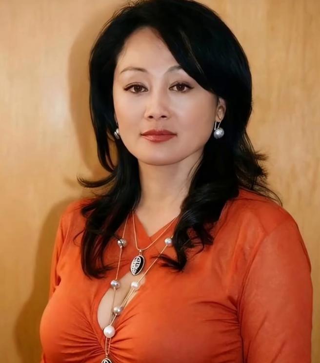 🌞王姬如今63岁了，定居在美国生活。女儿女婿住北京，儿子是她永远的牵挂。