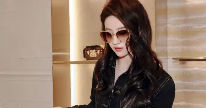 刘亦菲三里屯打卡又美出圈儿! 黑色牛仔夹克搭配黑色长裤又美又飒