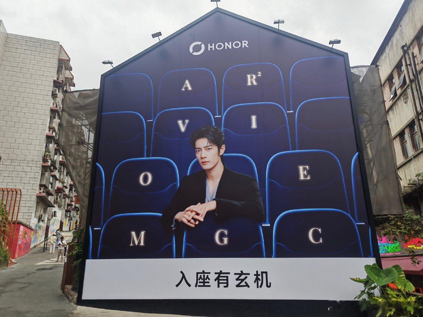 这就是十年双向奔赴的“强制爱”吗！预热阶段就狠狠铺了地广！到处都是肖战影院大片！肖战坐在座位中间，字