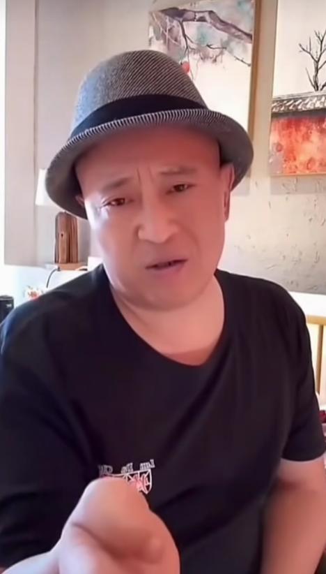 赵四说：“这几年跟赵本山拍戏，在分红这点上，我们拿的都不多，老师拿的多。可老师1